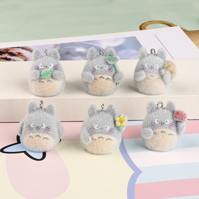 Phone Accessories Doll - トトロのフロッキング加工レジン製ミニペンダントキーホルダー。可愛らしいグレーの森の精霊、小さな人形。バッグや携帯電話にぶら下げて使える、愛らしいアクセサリー兼オーナメント。