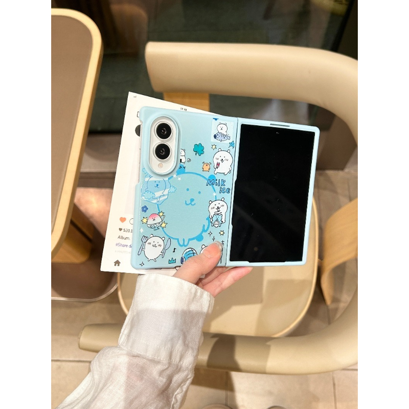 Phone Zone Accessories & Repair - 人気アニメ「ちいかわ」のジョークベアデザインのスマートフォンケース。Samsung Galaxy Z Fold8 Ultra、Z Fold