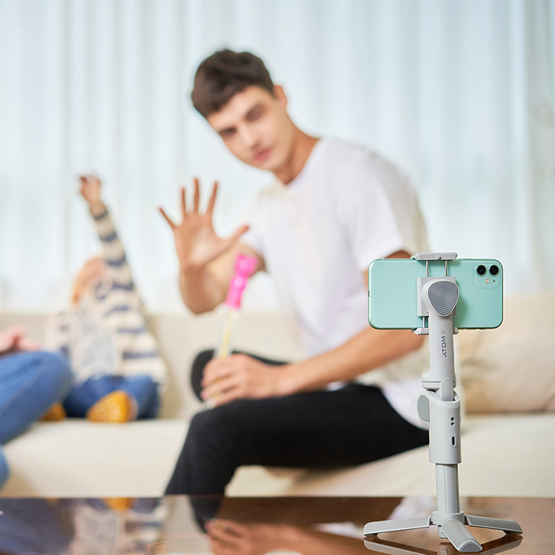 Snoppa ATOM2 3軸ハンドヘルドスタビライザージン - Selfie Stick Tripod のレビューと価格