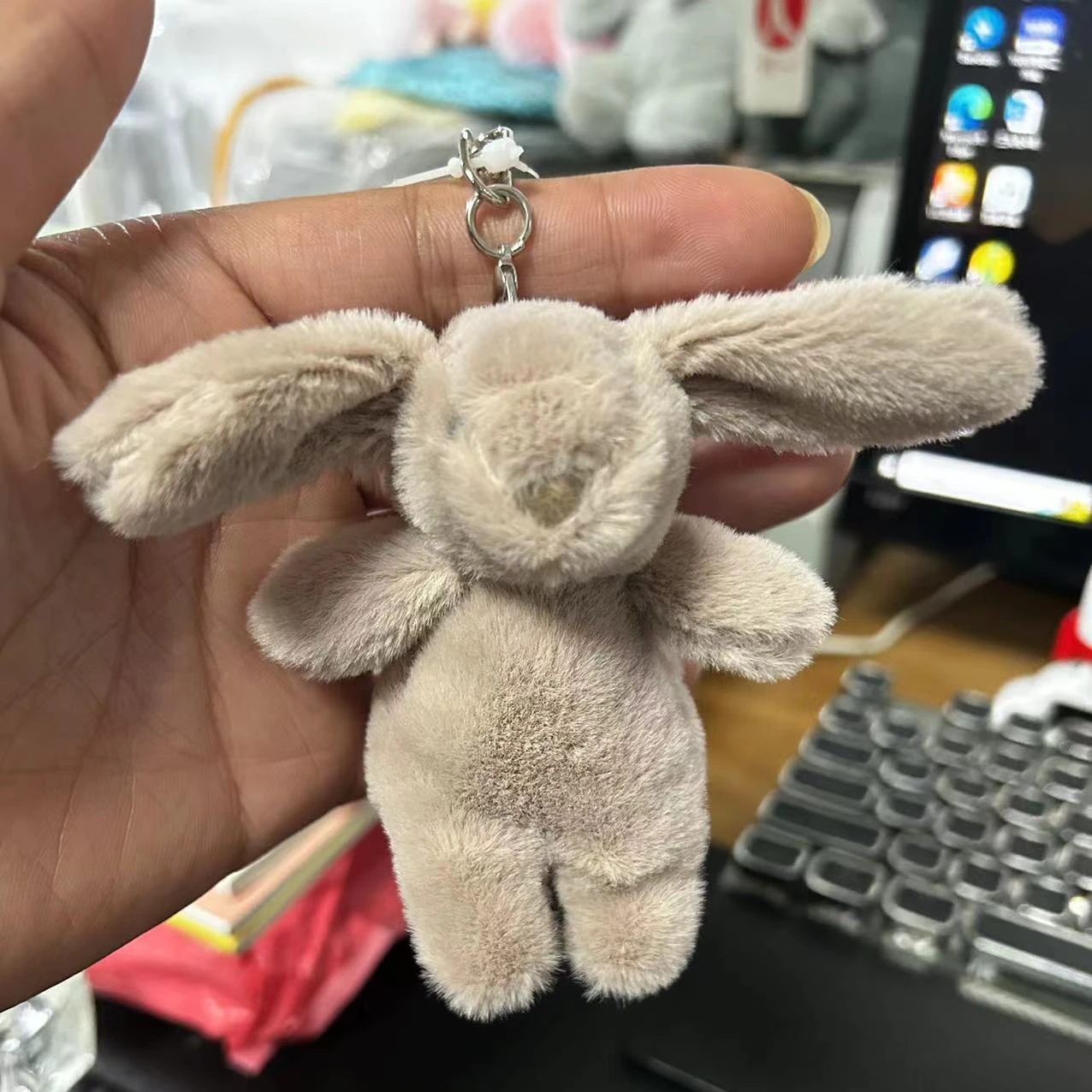ぬいぐるみかわいい漫画ウサギキーホルダー愛ポンポン小物おもち - Phone Accessories For Car のレビューと価格